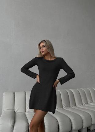 Черное трикотажное мини платье с вырезом на спине2 фото