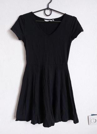 Базовое черное платье колокольчик1 фото