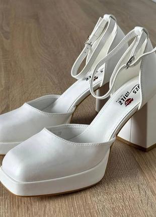 Жіночі білі туфлі з квадратним носочком