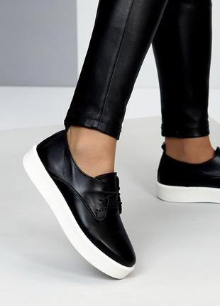 Чорні жіночі туфлі на шнурівці мокасини на білій підошві з натуральної шкіри