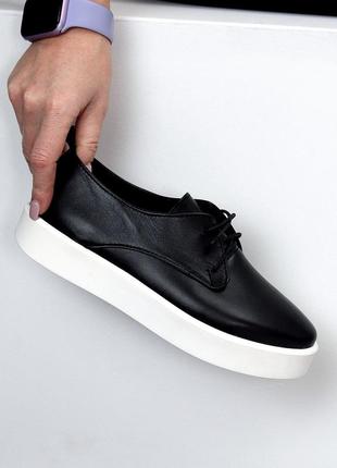 Чорні жіночі туфлі на шнурівці мокасини на білій підошві з натуральної шкіри2 фото