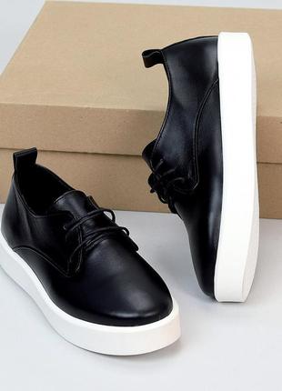 Чорні жіночі туфлі на шнурівці мокасини на білій підошві з натуральної шкіри3 фото