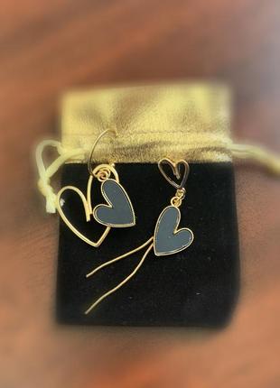 Романтические серьги золотого цвета с черным сердцем.2 фото