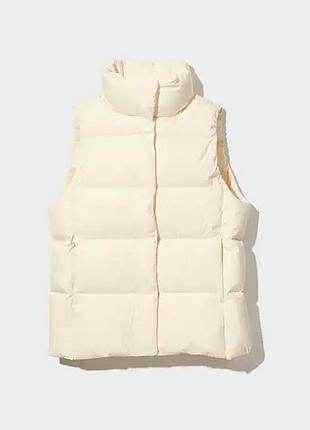 Пуховая жилетка, безрукавка, молочного цвета японского бренда uniqlo