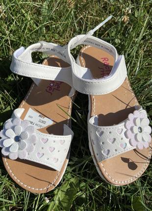 Стильные детские босоножки сандали белые с цветочком сша