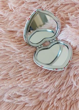 Маленьке люстерко у вигляді серця