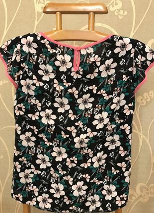 Очень красивая и стильная брендовая блузка в цветах.2 фото