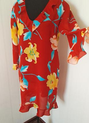 Червона сукня з воланами.