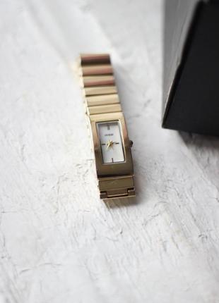 Часы винтаж guess под золото оригинал stainless steel back water resistant japan movt no.2075