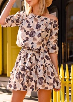 Легка літня сукня в листочок бежева коротка сукня з відкритими плечима красива вільна сукня 42-46 розмір