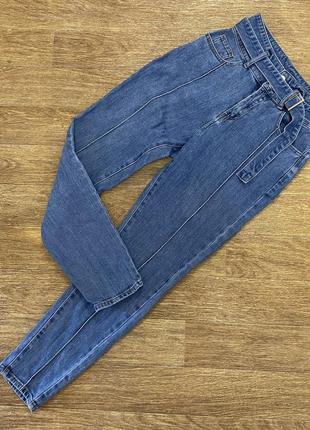 Стильные джинсы с высокой посадкой и поясом