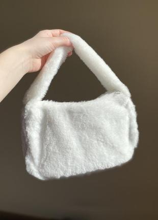 Маленька біла пухнаста сумочка, сумка багет6 фото