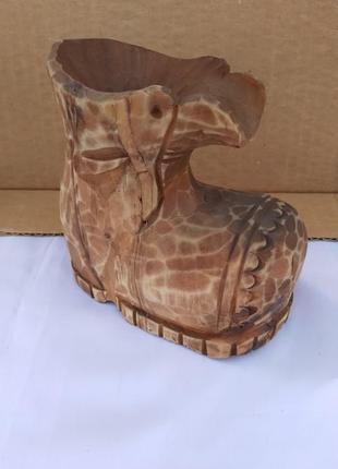 Дерев'яна статуетка башмак .
