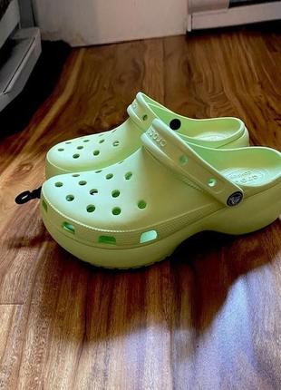 Крокс класік клог платформ зелені crocs women´s classic platform clog celery