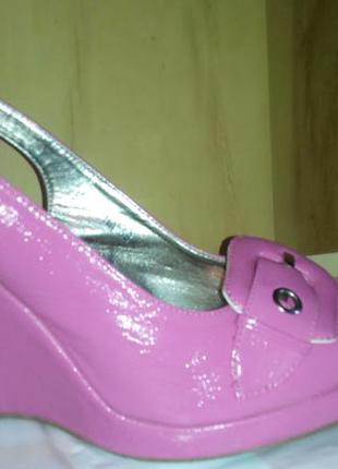 Босоніжки лак