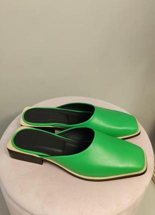 Яскраві зелені шкіряні сабо шльопанці на низькому каблуку3 фото