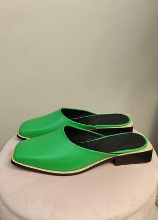 Яскраві зелені шкіряні сабо шльопанці на низькому каблуку8 фото