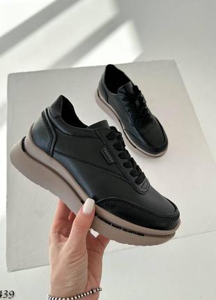 Чорні шкіряні кросівки на бежевій підошві