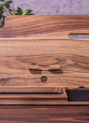 Органайзер настольный с дерева с беспроводной зарядкой для телефона «dock station»