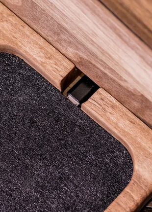 Органайзер настольный с дерева с беспроводной зарядкой для телефона «dock station»