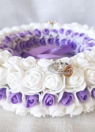 Свадебная подушечка для обручальных колец круглая из роз сиреневая белая la beauty studio5 фото