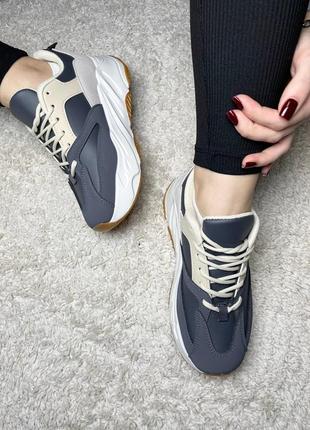 Стильные весенние крутые качественные кроссовки графит+беж женские модные кроссовки для повседневной носки vs
