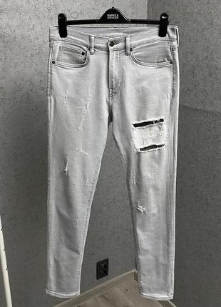 Серые джинсы от бренда h&m