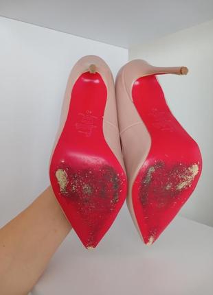 Шкіряні бежеві пудрові лабутени на шпильці тілесні туфлі на червоній підошві човники 39 розмір3 фото
