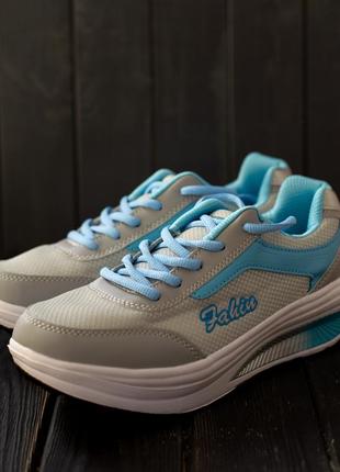 Блакитні повсякденні жіночі кросівки з градієнтним каблуком1 фото