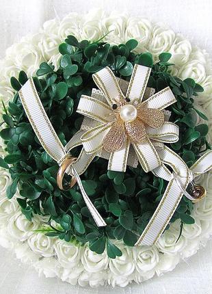 Весільна подушечка для обручок з троянд кругла айворі з самшитом1 фото