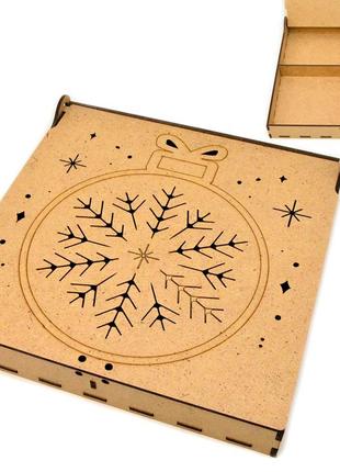 Коробка з 4 осередками 21х21х3см подарункова упаковка із мдф крафтова дерев'яна коробочка для подарунка сніжинка1 фото