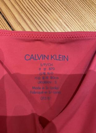 Calvin klein спортивний топ насичено червоного кольору для занять спортом та щоденного носіння3 фото