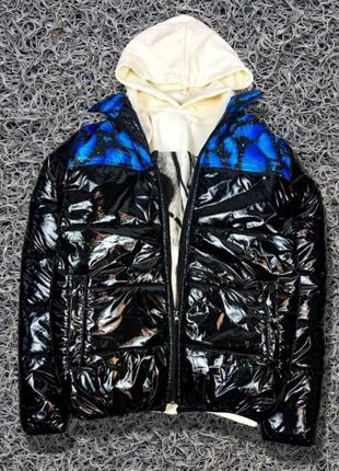 Куртка зимняя черного цвета лаковая  с голубыми бабочками 7-375