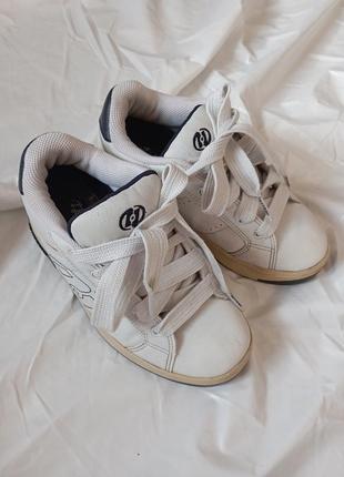 Білі кросівки на коліщатках heelys