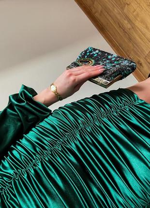 Сатиновое вечернее платье бюстье изумрудного цвета8 фото