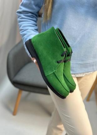 Зелені замшеві класичні черевики на шнурках2 фото