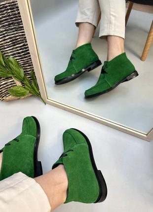 Зелені замшеві класичні черевики на шнурках4 фото