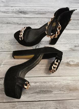 Туфлі чорні з золотим ланцюгом2 фото