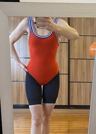 Боді червоного кольору в рубчик на бретелі. у дуже хорошому стані. розмір s-m-l.