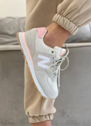 Жіночі кросівки сірі з рожевим new balance 574 light grey pink