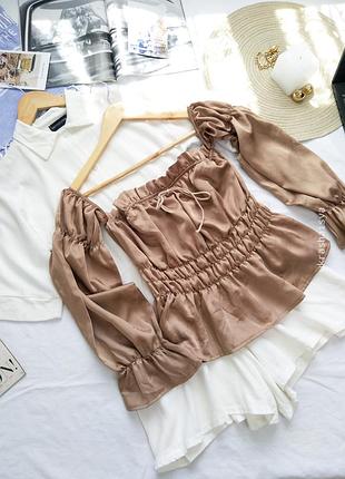 Коричневая блуза атласна boohoo
розмір m.