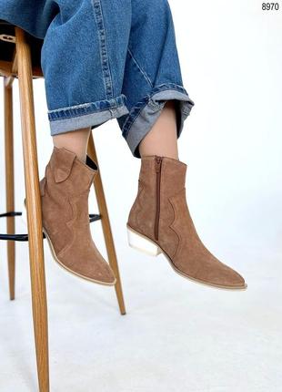 Стильные женские замшевые демисезонные ботинки цвета капучино7 фото