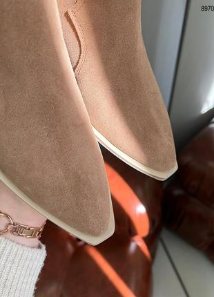 Стильные женские замшевые демисезонные ботинки цвета капучино10 фото