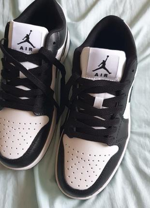 Nike air jordan 1 low 
•white black•