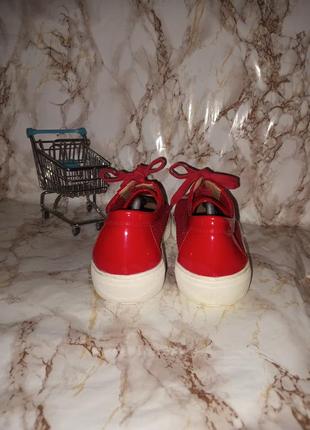 Червоні лаковані туфлі на шнурках із вставками сіточки4 фото