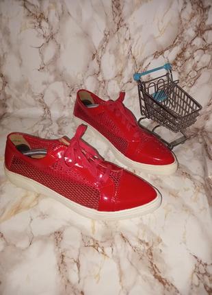 Червоні лаковані туфлі на шнурках із вставками сіточки1 фото