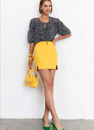Жёлтый комплект юбка с разрезами жилет/топ с поясом