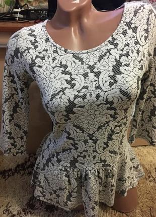 Красива блузка з баскою від next