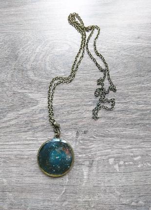 Круглий кулон роздруківка космос з епоксидної смоли на ланцюжку для фотосесії