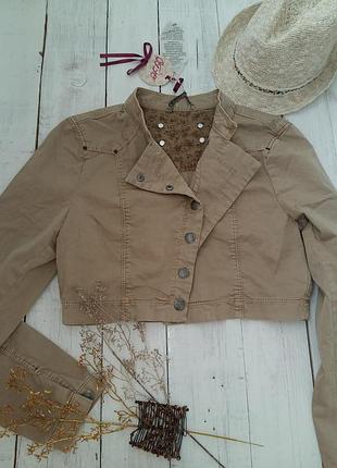 Стильний короткий піджак загальнодоступних товарів oxxo, розмір s.